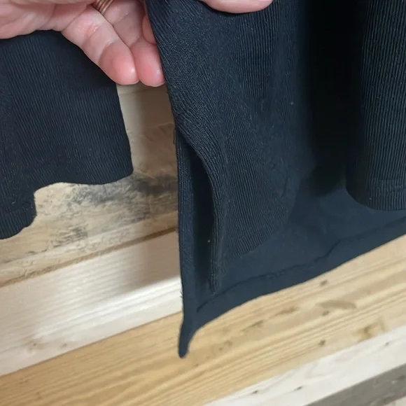 Banana Republic size Medium Black Long Sleeve Lightweight Crewneck Soft Knit Top - Picture 7 of 8